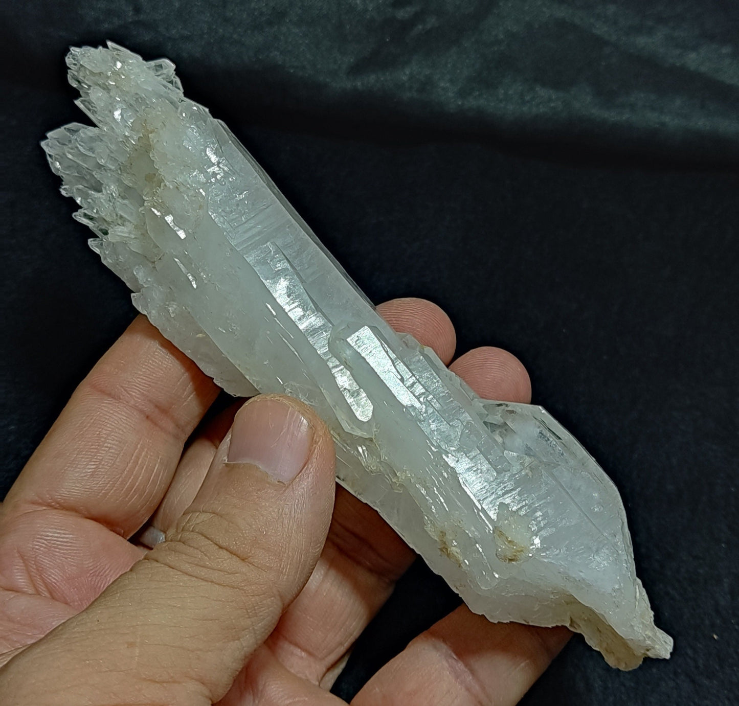 Elongated faden Quartz crystal 149 grams