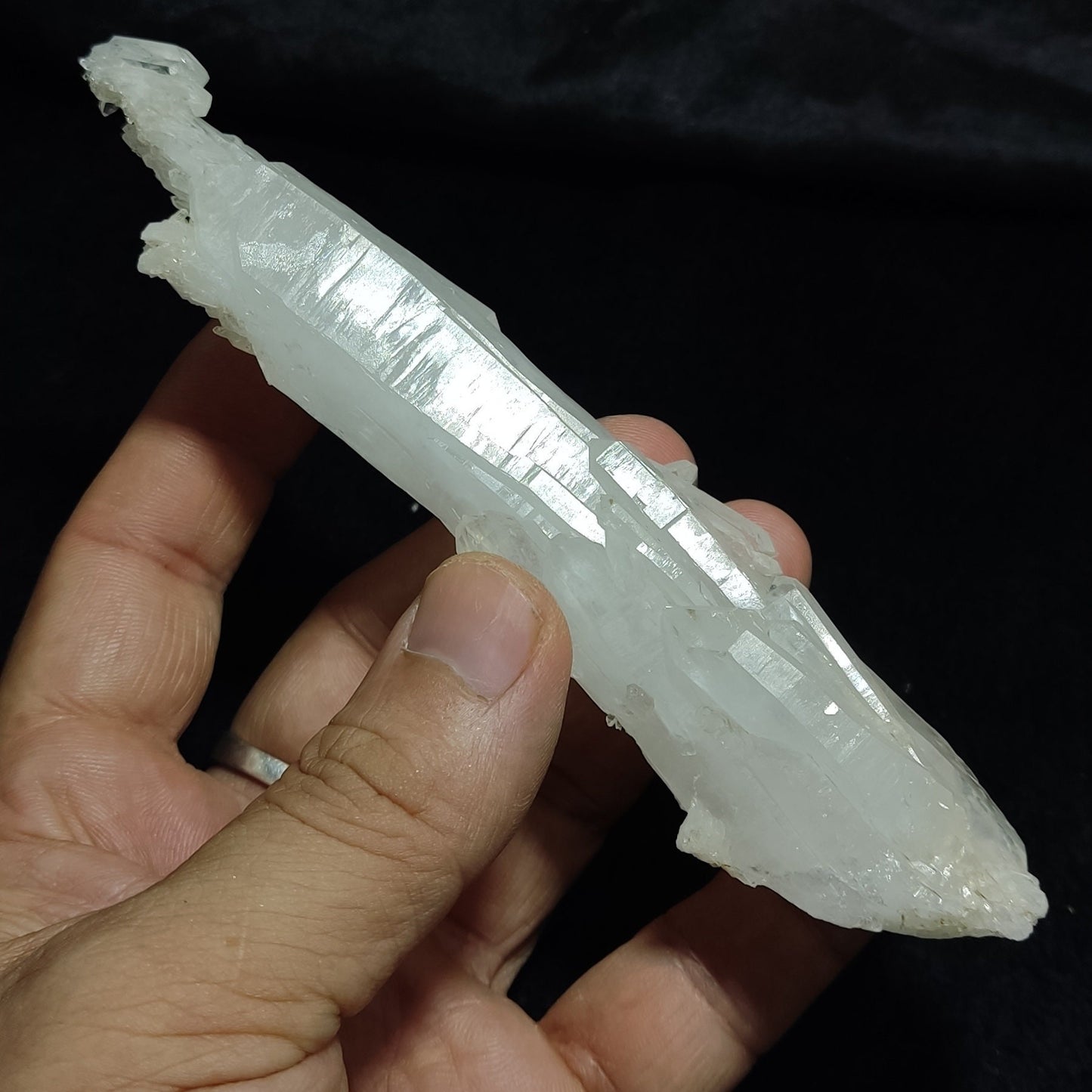 Elongated faden Quartz crystal 149 grams