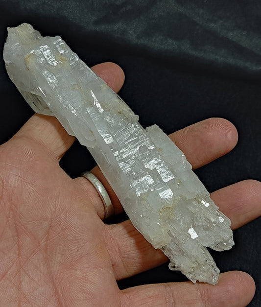 Elongated faden Quartz crystal 149 grams