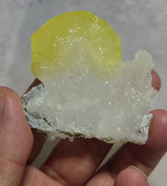 Natural yellow color Brucite 39 grams